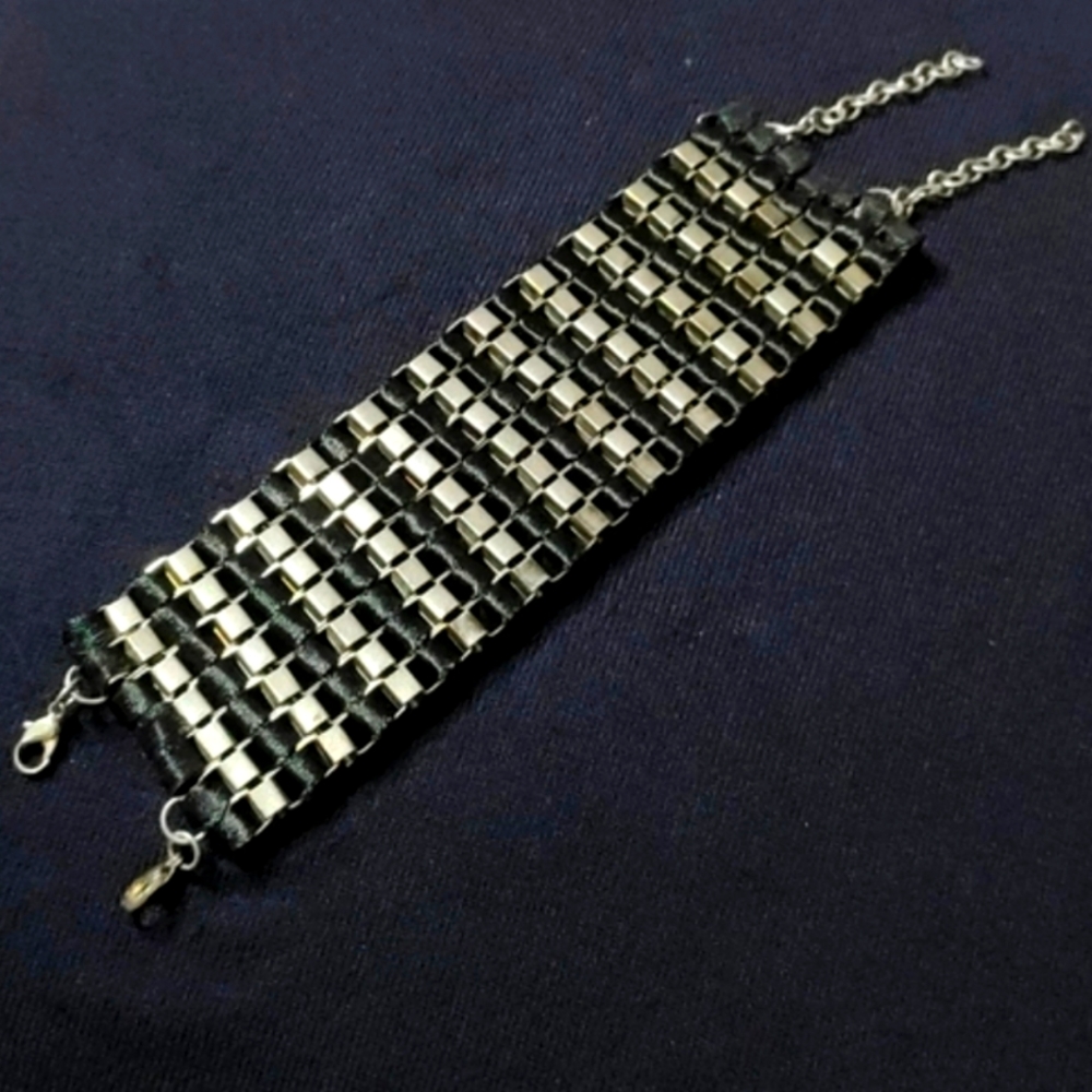 Black and silver alloy bracelet - Picture 1 of 4